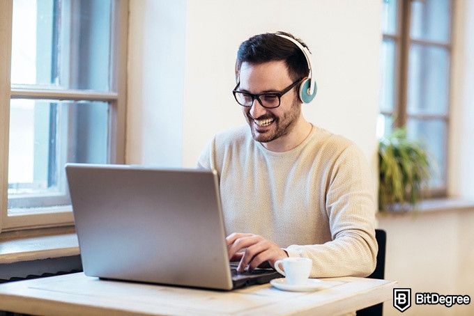 Introducción a la Programación en Python: Un muchacho feliz aprendiendo Python a través de edX.